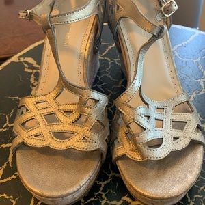 Gold metallic wedges